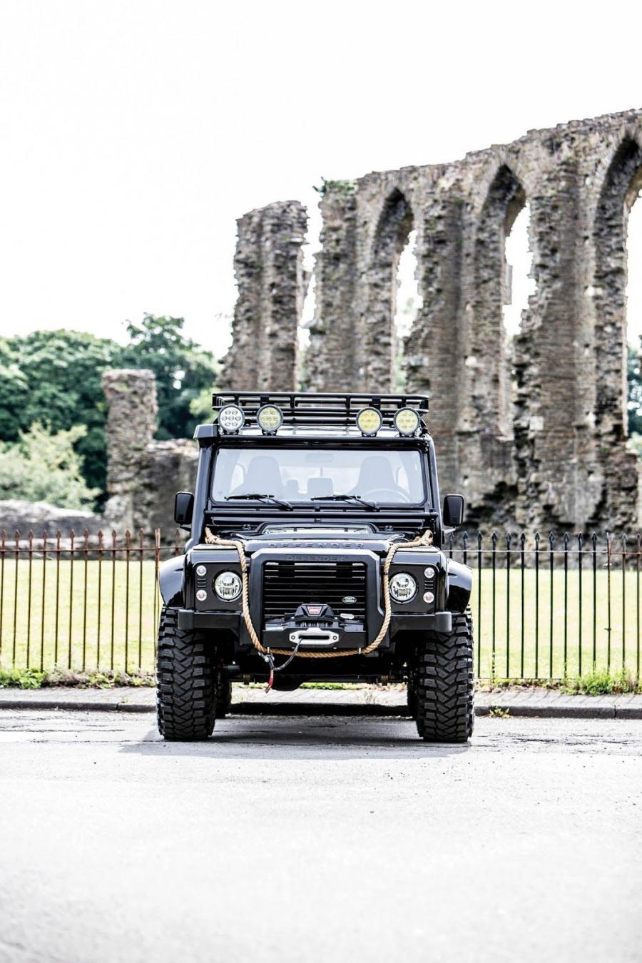  Land Rover Defender 110 James Bond Villain 2017 года  (фото 6 из 21)